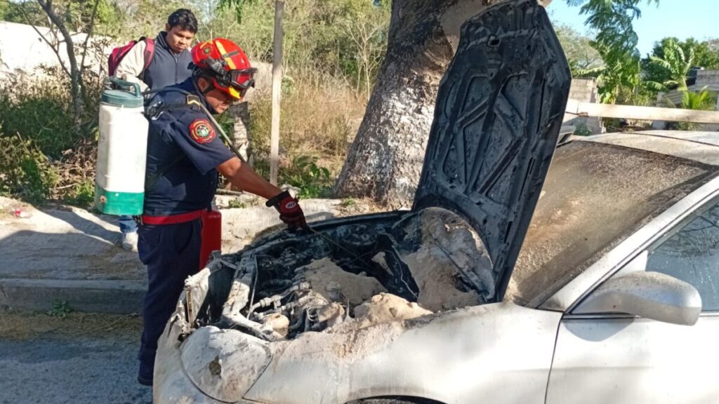 Cortocircuito provoca incendio de vehículo en la Hacienda Dzibikak; no se reportan lesionados