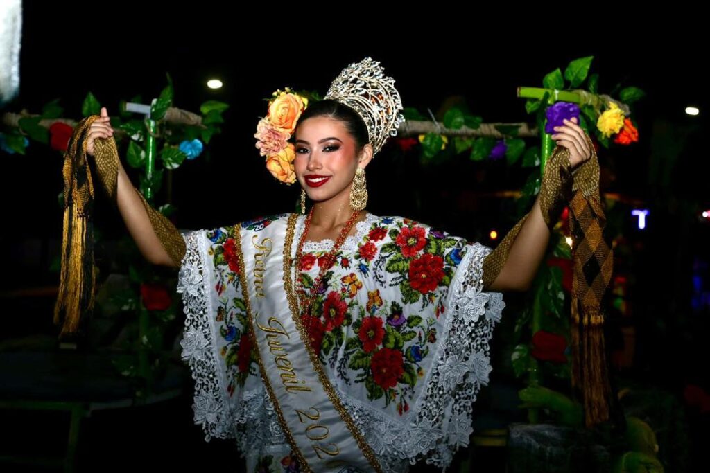 El Carnaval de Kanasín 2026 rinde vibrante tributo a la identidad yucateca / Edwin Bojórquez y su esposa Raquel Balam Rocha