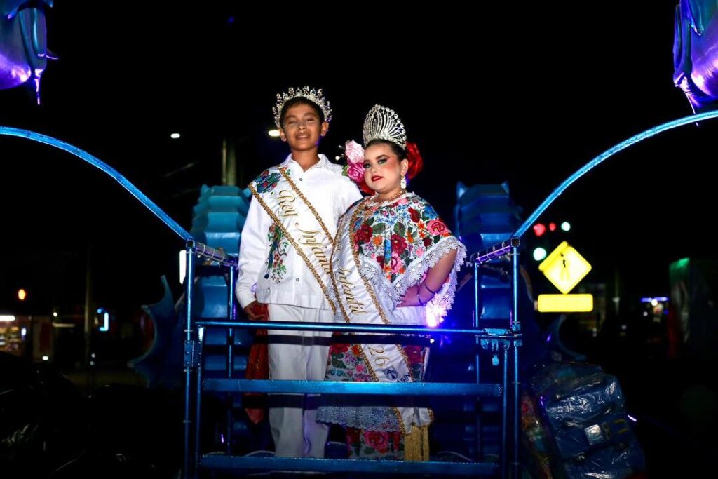 El Carnaval de Kanasín 2026 rinde vibrante tributo a la identidad yucateca / Edwin Bojórquez y su esposa Raquel Balam Rocha