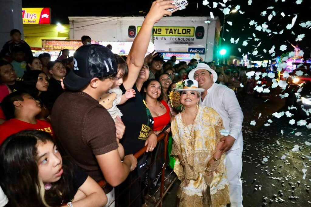 El Carnaval de Kanasín 2026 rinde vibrante tributo a la identidad yucateca / Edwin Bojórquez y su esposa Raquel Balam Rocha