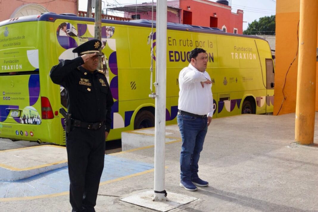 El alcalde Edwin Bojórquez Ramírez conmemora el Día de la Bandera con valores cívicos y unidad en Kanasín