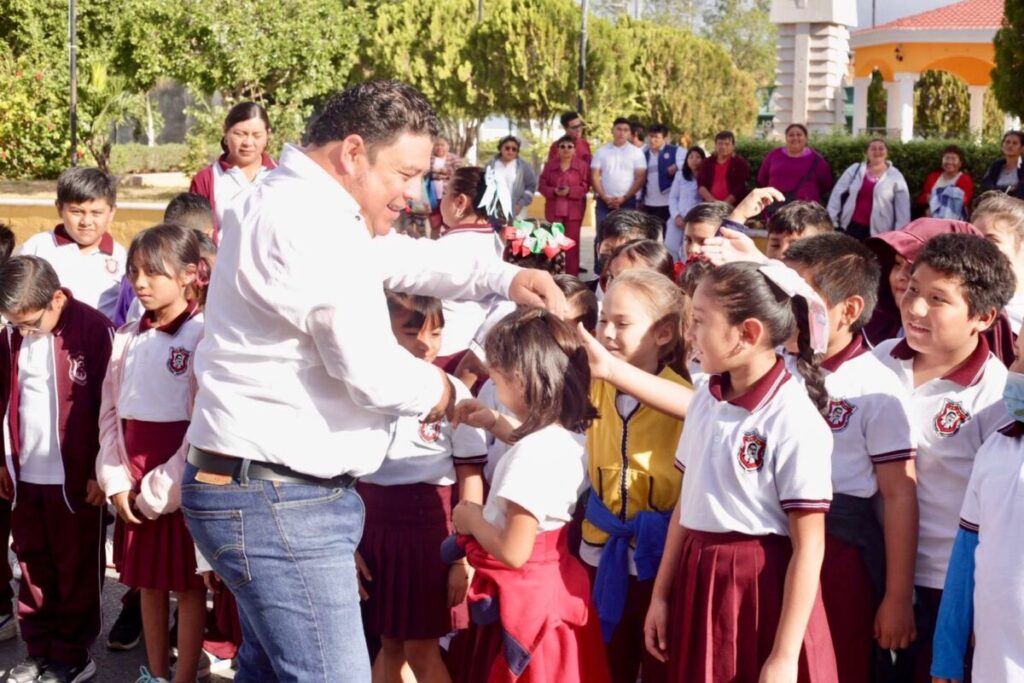 El alcalde Edwin Bojórquez Ramírez conmemora el Día de la Bandera con valores cívicos y unidad en Kanasín