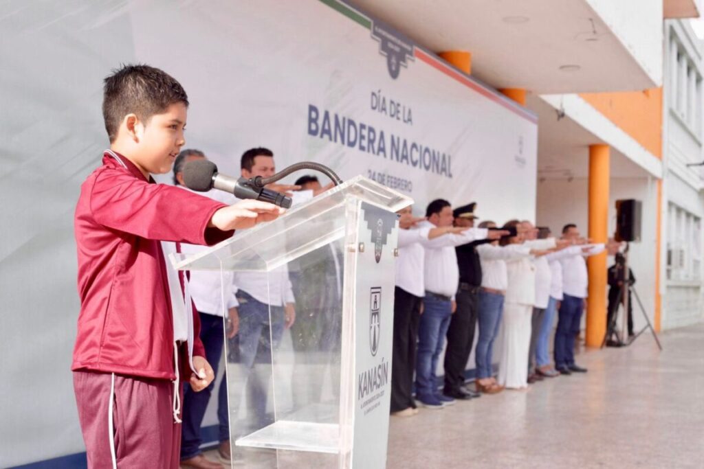 El alcalde Edwin Bojórquez Ramírez conmemora el Día de la Bandera con valores cívicos y unidad en Kanasín
