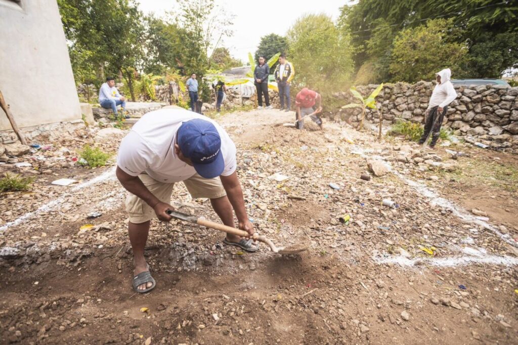 Kenia Walldina Sauri inicia el apoyo de construcción de una casa para doña Toch, en Dzibikak, Umán