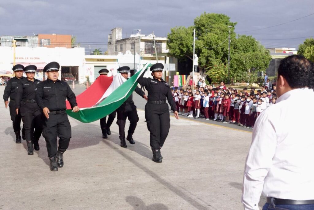 El alcalde Edwin Bojórquez Ramírez conmemora el Día de la Bandera con valores cívicos y unidad en Kanasín