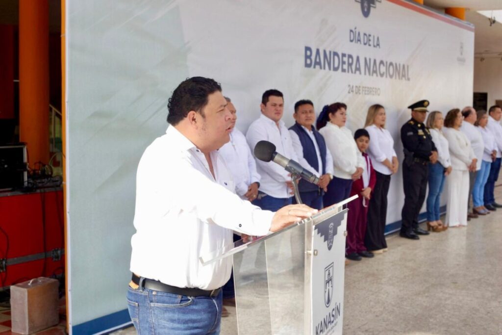 El alcalde Edwin Bojórquez Ramírez conmemora el Día de la Bandera con valores cívicos y unidad en Kanasín