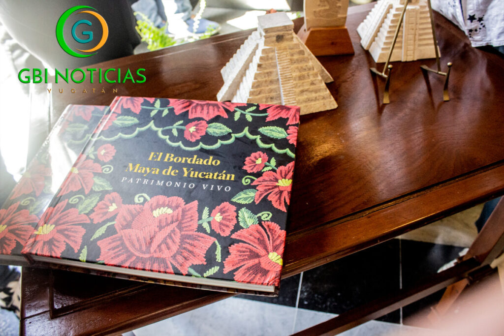 Renacimiento Maya presenta libro "El bordado maya de Yucatán: Patrimonio vivo" / Joaquín Díaz Mena