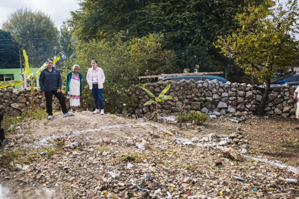 Kenia Walldina Sauri inicia el apoyo de construcción de una casa para doña Toch, en Dzibikak, Umán