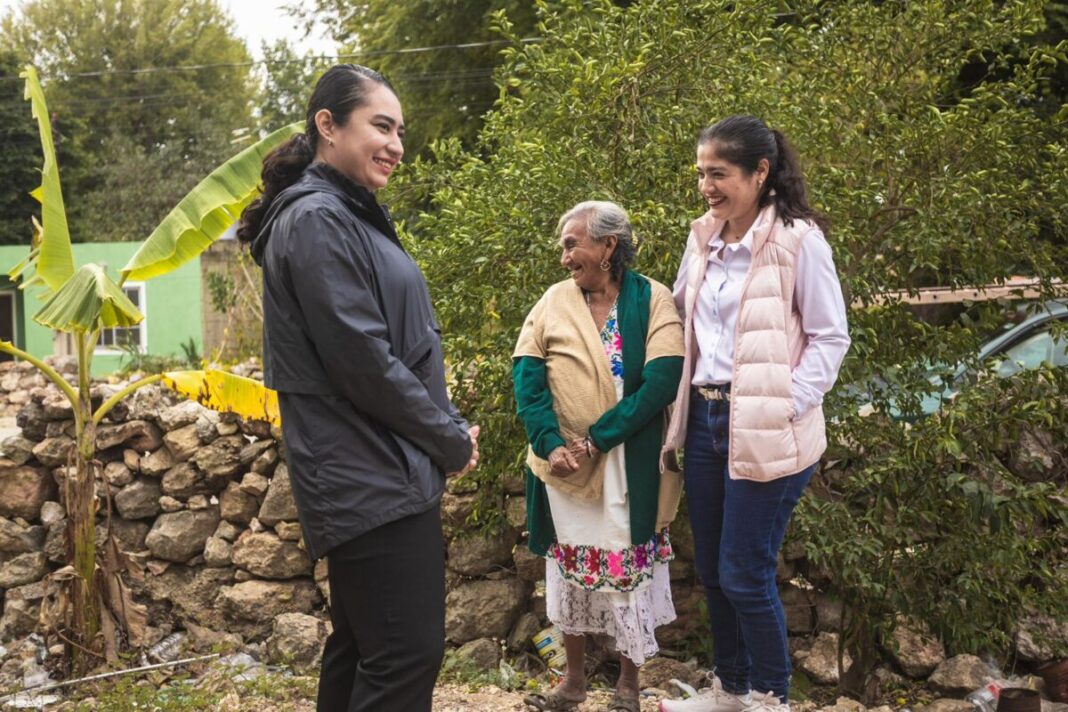Kenia Walldina Sauri inicia el apoyo de construcción de una casa para doña Toch, en Dzibikak, Umán