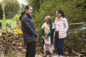 Kenia Walldina Sauri inicia el apoyo de construcción de una casa para doña Toch, en Dzibikak, Umán