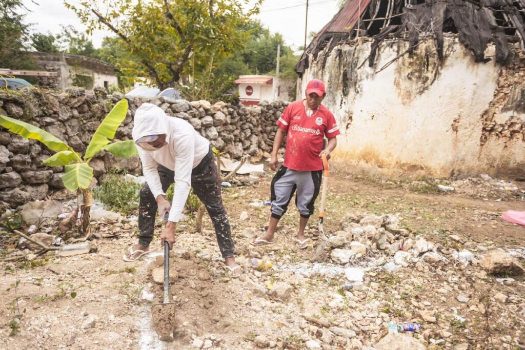 Kenia Walldina Sauri inicia el apoyo de construcción de una casa para doña Toch, en Dzibikak, Umán