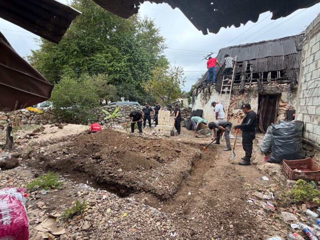 Kenia Walldina Sauri inicia el apoyo de construcción de una casa para doña Toch, en Dzibikak, Umán