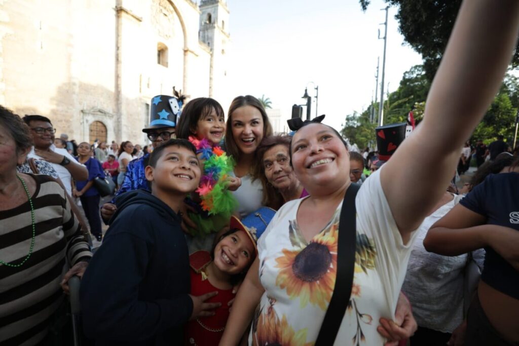 Cecilia Patrón en el desfile infantil del Circo Carnaval Mérida 2026