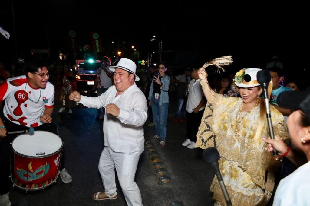 El Carnaval de Kanasín 2026 rinde vibrante tributo a la identidad yucateca / Edwin Bojórquez y su esposa Raquel Balam Rocha