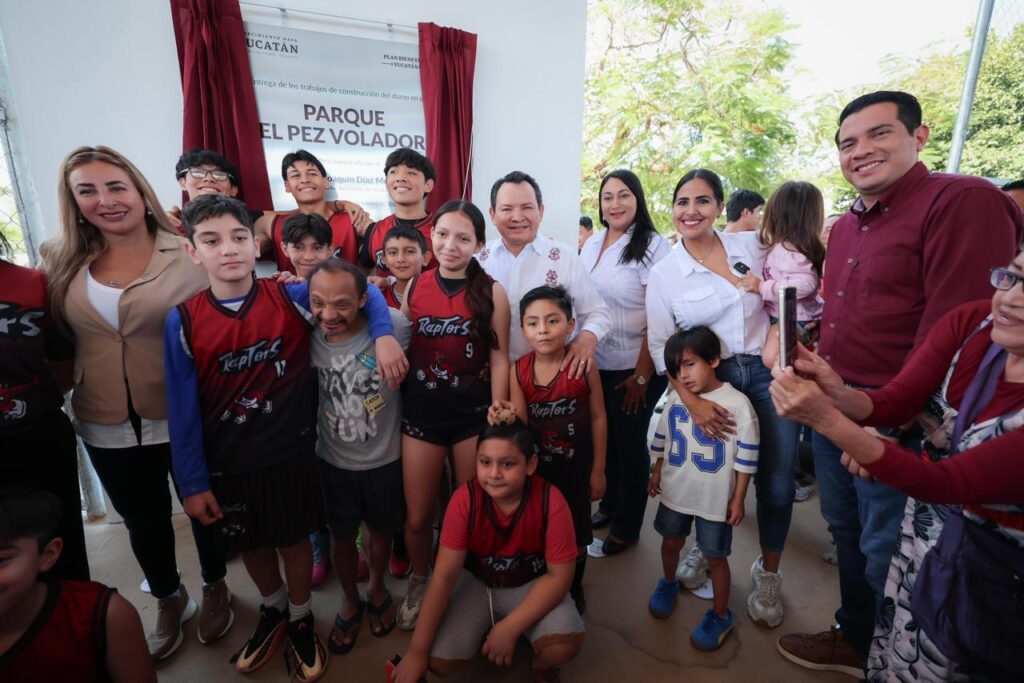 Joaquín Díaz Mena entrega en Pacabtún domo nuevo para el parque "El Pez Volador"