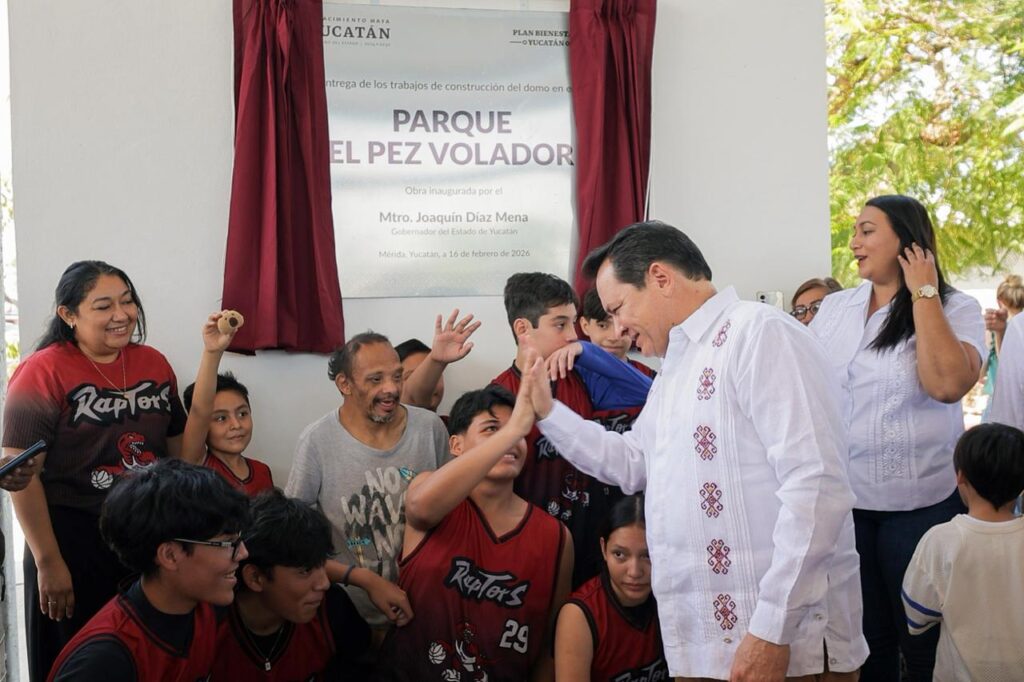 Joaquín Díaz Mena entrega en Pacabtún domo nuevo para el parque "El Pez Volador"