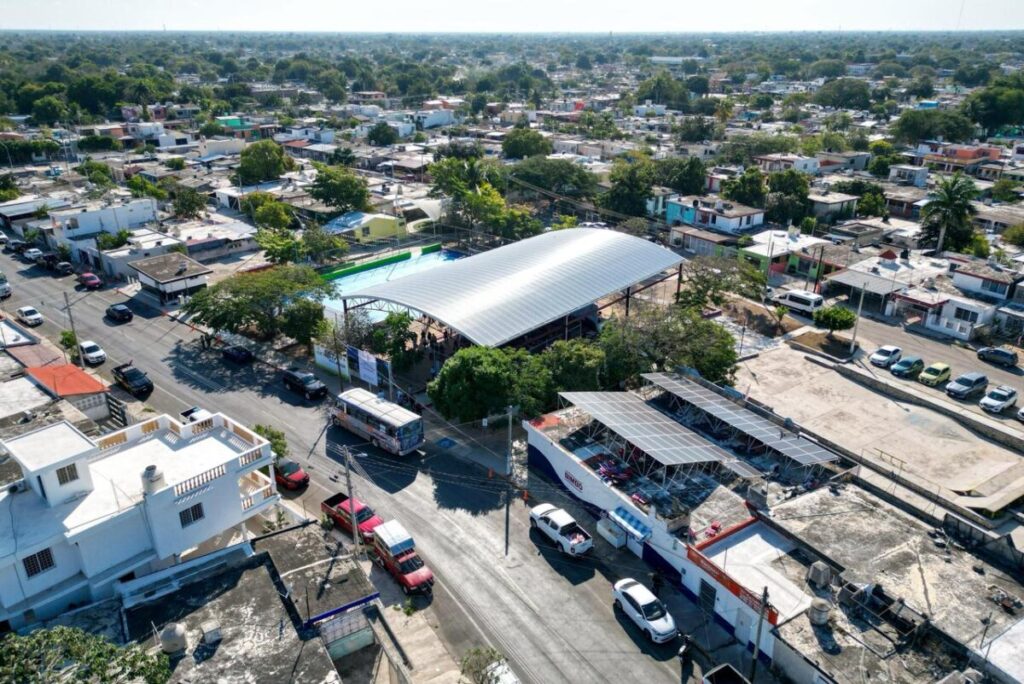 Joaquín Díaz Mena entrega en Pacabtún domo nuevo para el parque "El Pez Volador"