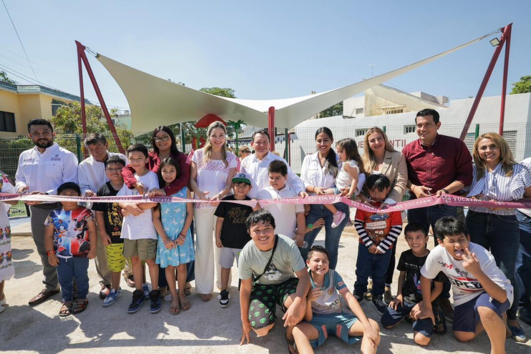 El Gobernador Joaquín Díaz Mena entrega domo y rehabilita cancha en Fovissste Morelos de Mérida