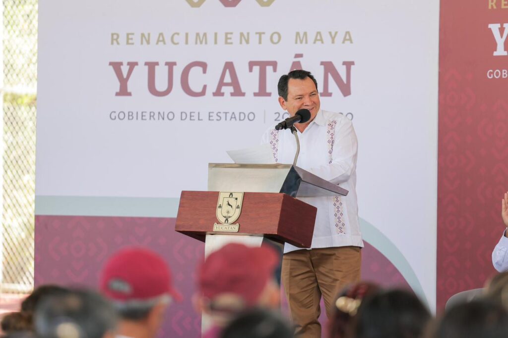 El Gobernador Joaquín Díaz Mena entrega domo y rehabilita cancha en Fovissste Morelos de Mérida