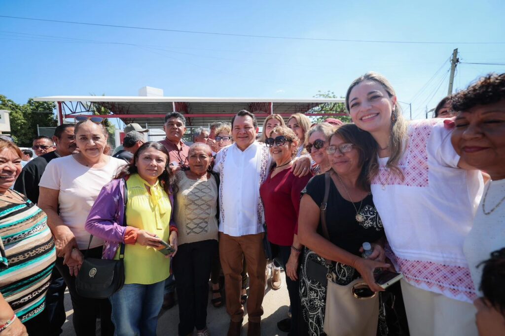 El Gobernador Joaquín Díaz Mena entrega domo y rehabilita cancha en Fovissste Morelos de Mérida
