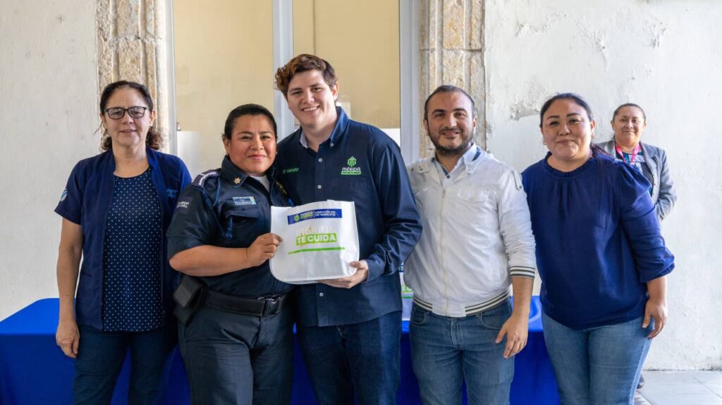 Cecilia Patrón entrega auxiliares auditivos y devuelve la calidad de vida a meridanos.