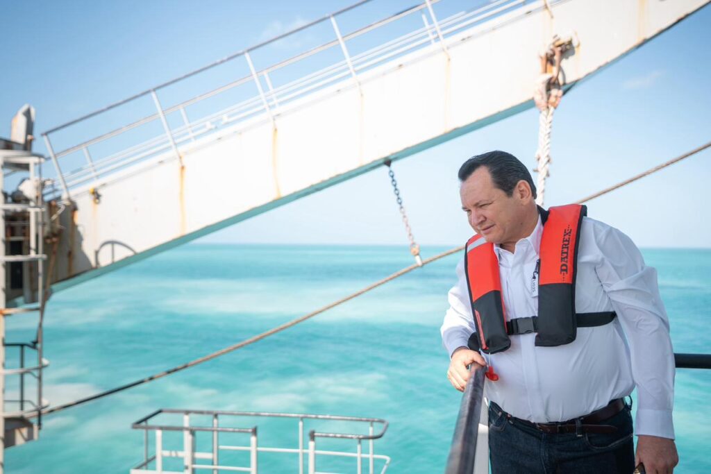 Joaquín Díaz Mena supervisa la fase final de ampliación del Puerto de Altura de Progreso, Yucatán