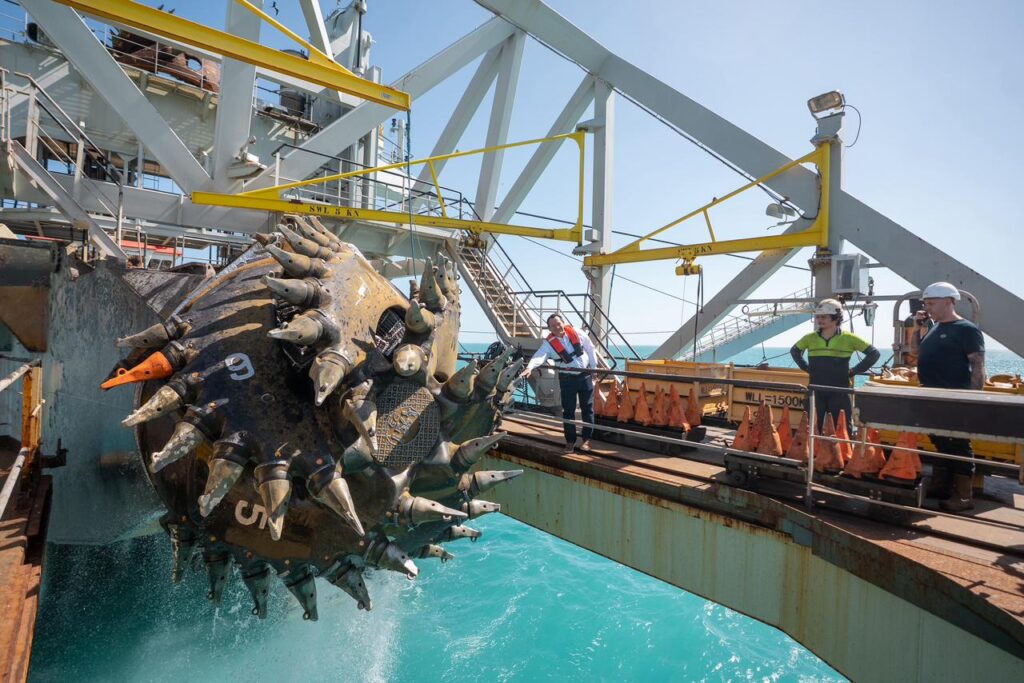 Joaquín Díaz Mena supervisa la fase final de ampliación del Puerto de Altura de Progreso, Yucatán