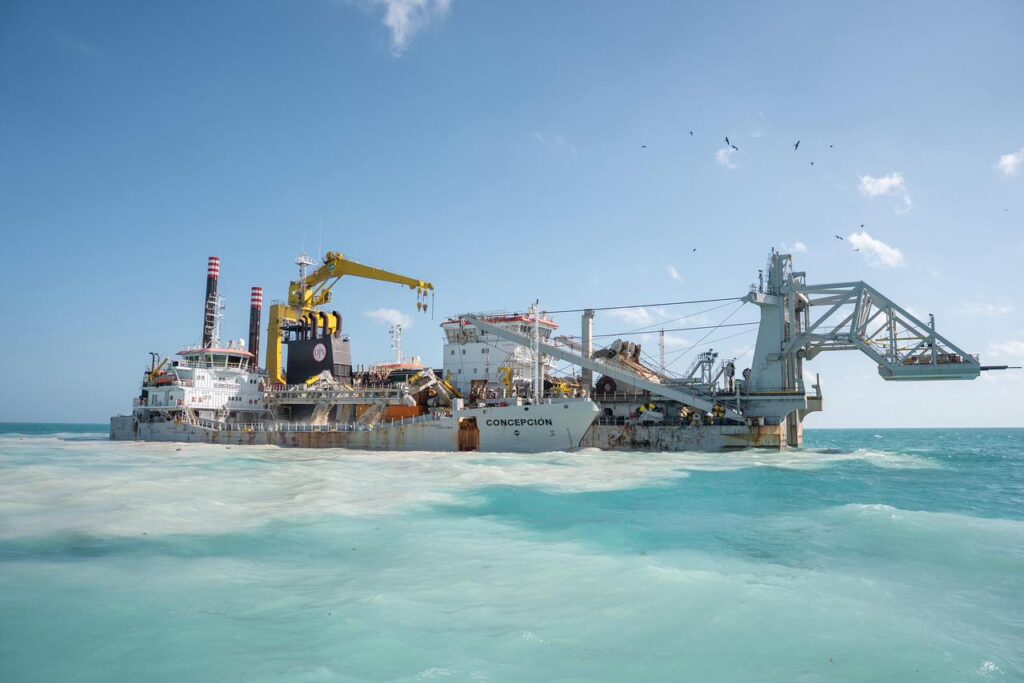 Joaquín Díaz Mena supervisa la fase final de ampliación del Puerto de Altura de Progreso, Yucatán