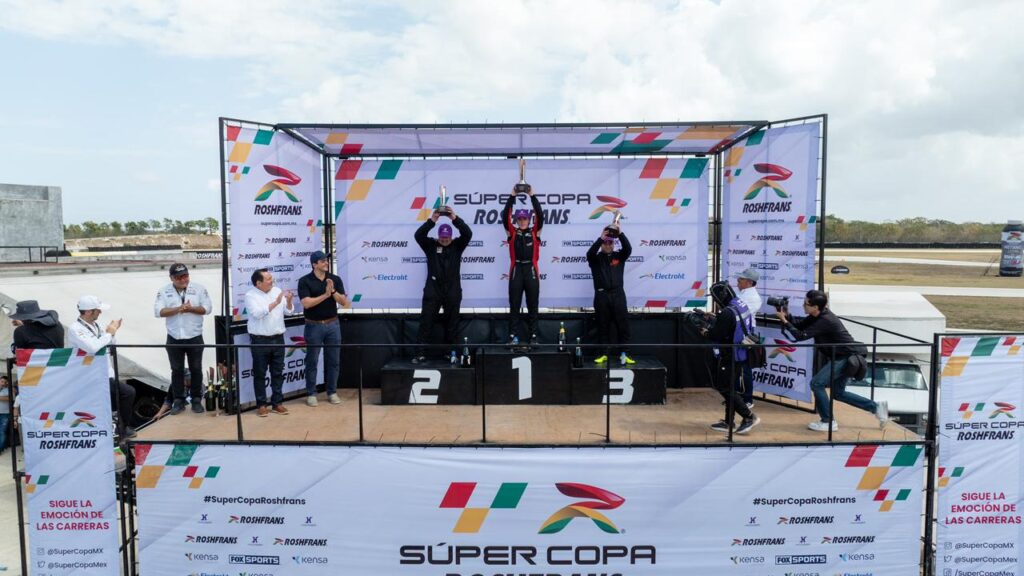 Gobernador Joaquín Díaz Mena encabeza premiación de la Súper Copa Roshfrans en el Autódromo de Yucatán 