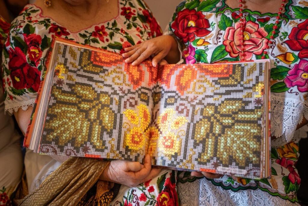 Renacimiento Maya presenta libro "El bordado maya de Yucatán: Patrimonio vivo" / Joaquín Díaz Mena