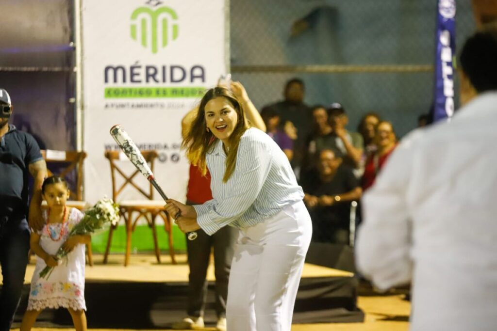 Capital del Béisbol: Cecilia Patrón inaugura el 12º Torneo de la Liga Meridana Infantil y Juvenil.