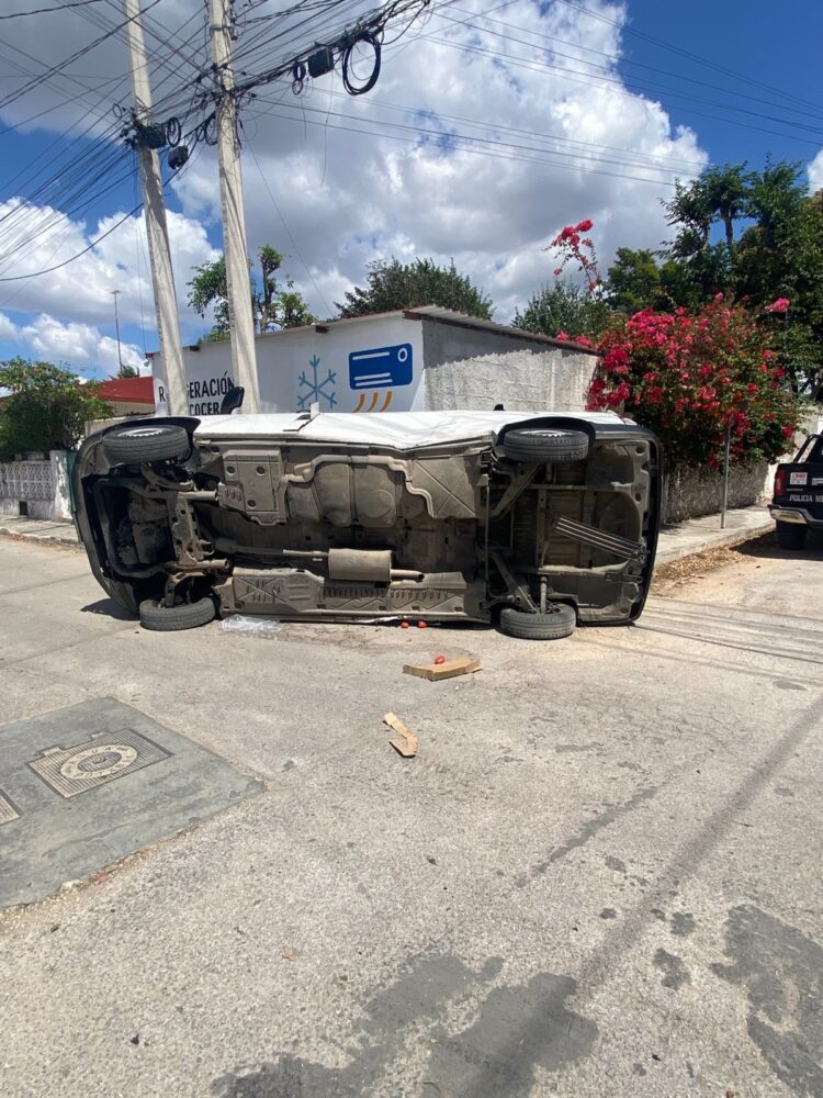 🚨🚔 No respeta el alto y provoca choque en Santa Cruz; Policía de Umán interviene de inmediato