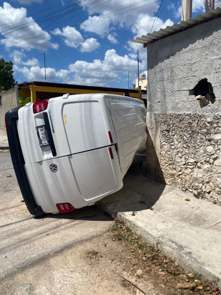 🚨🚔 No respeta el alto y provoca choque en Santa Cruz; Policía de Umán interviene de inmediato