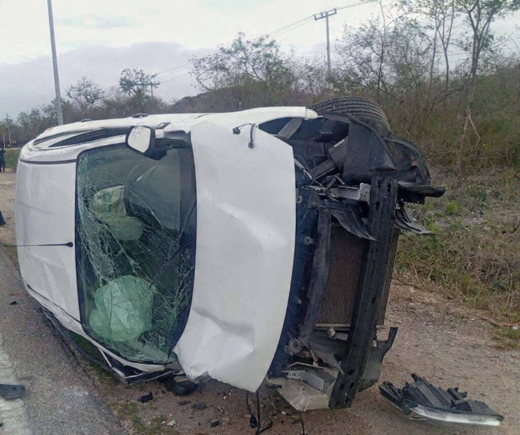Corazón roto y alcohol al volante: chofer provoca aparatosa volcadura en la Mérida–Progreso