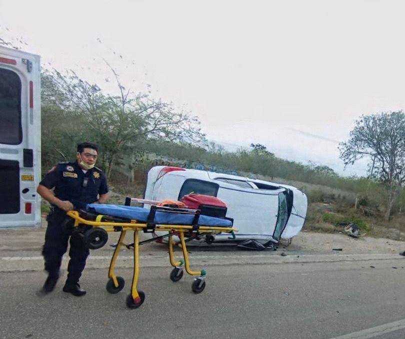 Corazón roto y alcohol al volante: chofer provoca aparatosa volcadura en la Mérida–Progreso