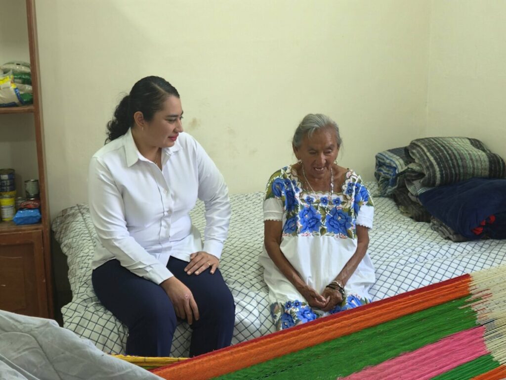 La alcaldesa de Umán, Kenia Walldina Sauri, entrega vivienda digna en beneficio de la familia de doña Toch en Dzibikak