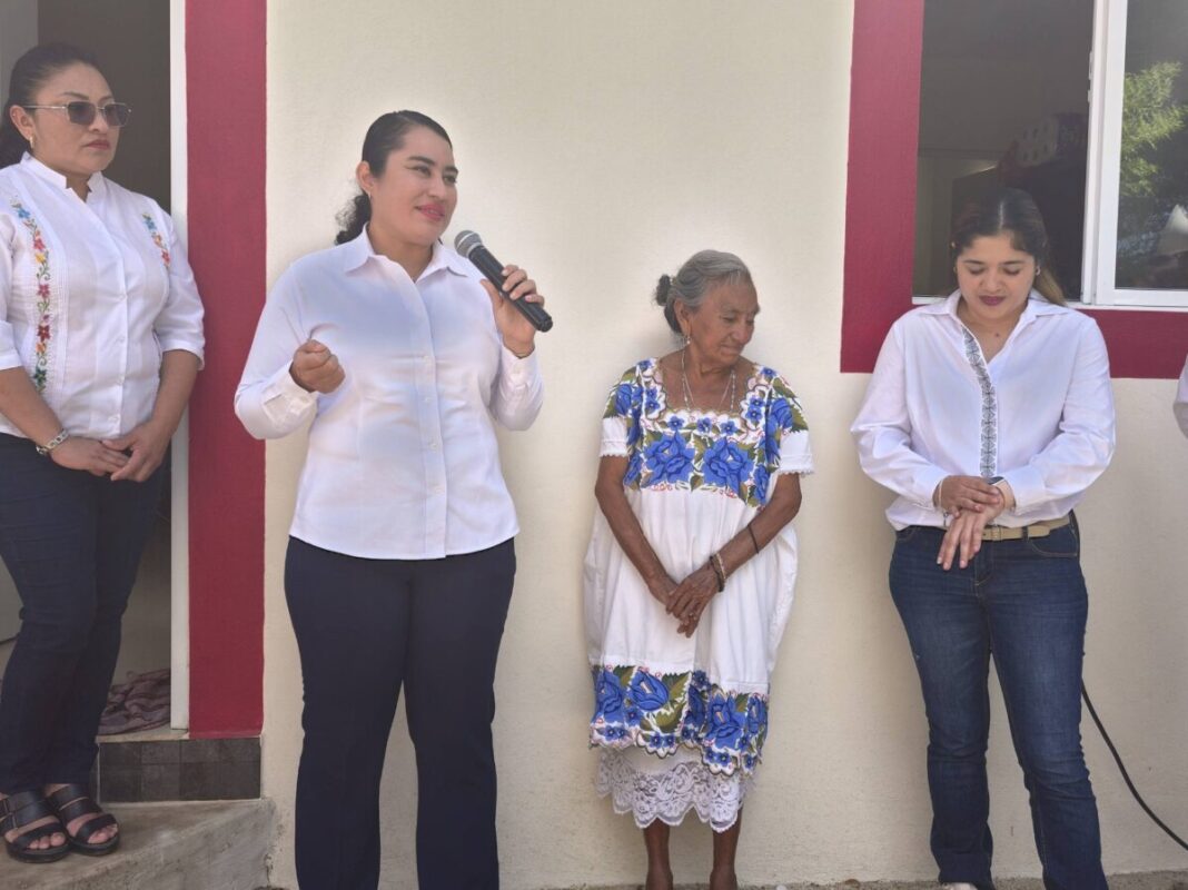 La alcaldesa de Umán, Kenia Walldina Sauri, entrega vivienda digna en beneficio de la familia de doña Toch en Dzibikak