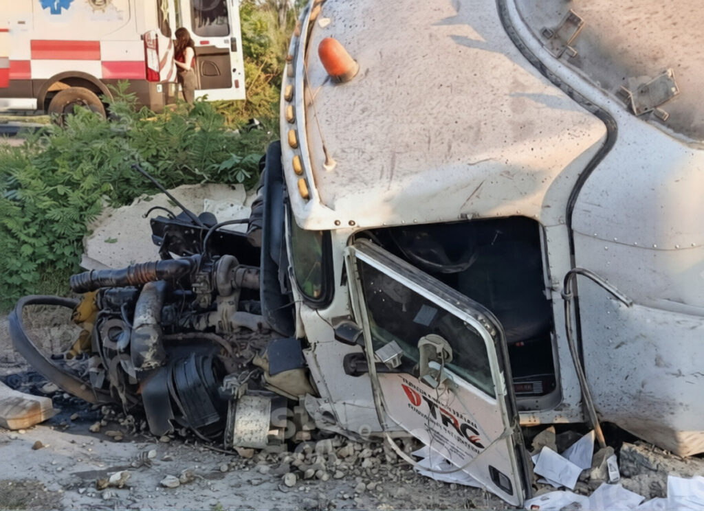 Brutal choque en la Maxcanú–Halachó: tractocamión se estrella y deja dos lesionados