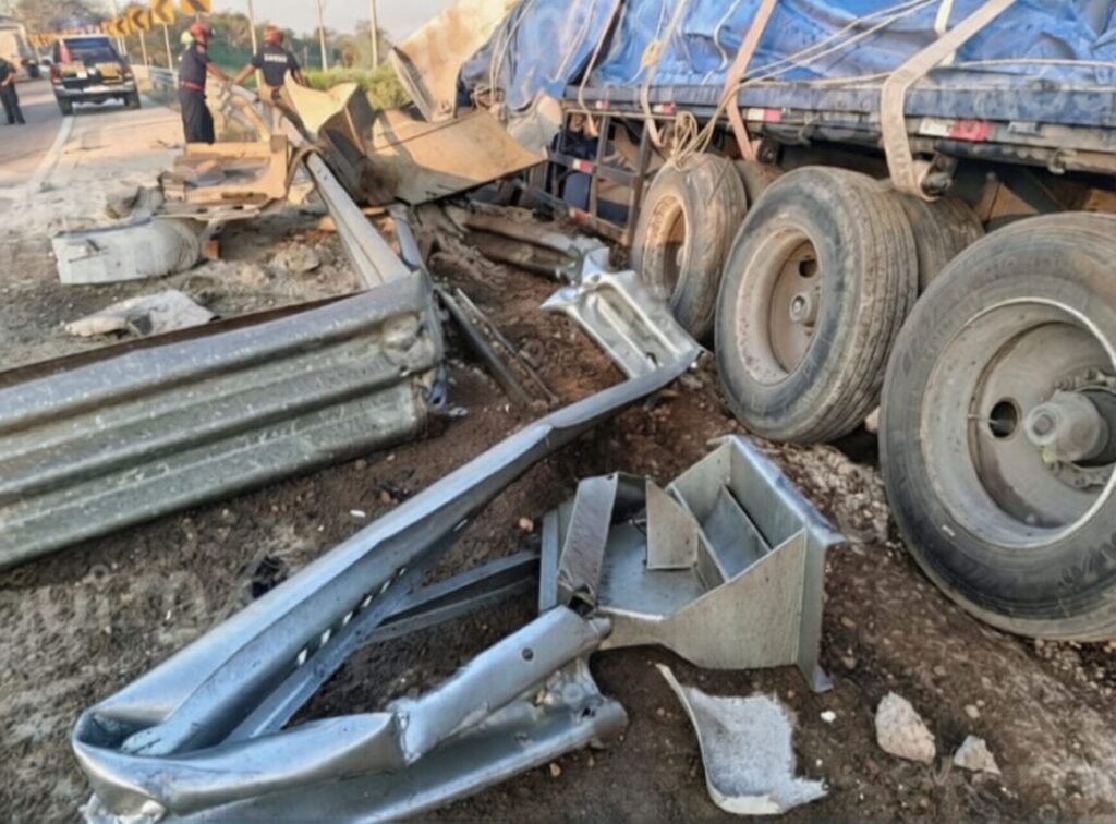 Brutal choque en la Maxcanú–Halachó: tractocamión se estrella y deja dos lesionados