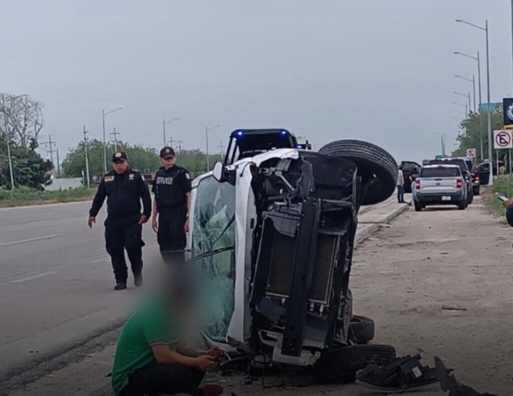 Corazón roto y alcohol al volante: chofer provoca aparatosa volcadura en la Mérida–Progreso