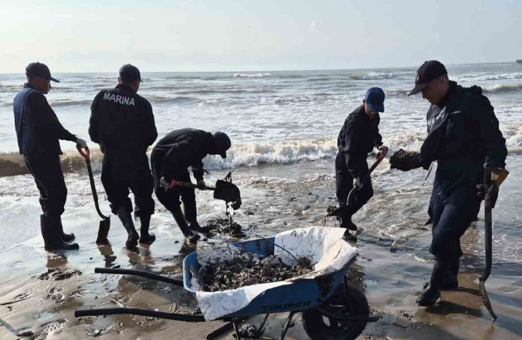 Daño ambiental en el Golfo de México: derrame de hidrocarburos revela múltiples fuentes y golpea a pescadores de Veracruz