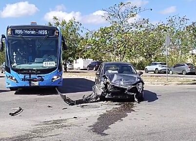 Increíble volcadura en Ciudad Caucel tras choque: sin lesionados de gravedad