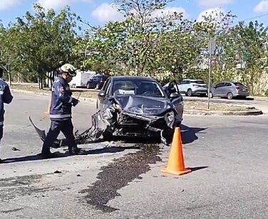 Increíble volcadura en Ciudad Caucel tras choque: sin lesionados de gravedad