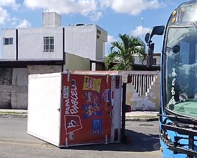 Increíble volcadura en Ciudad Caucel tras choque: sin lesionados de gravedad