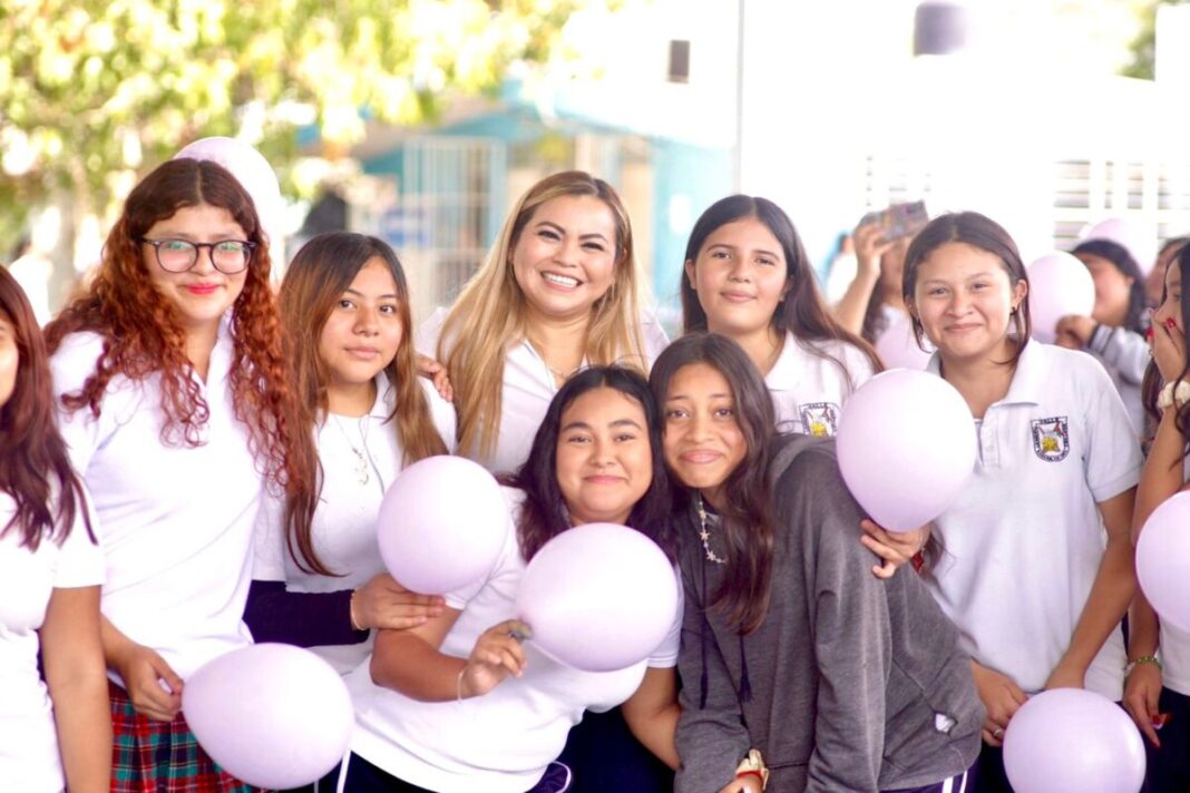 Raquel Balam Rocha promueve el empoderamiento de la mujer en las jovenes de Kanasín rumbo al 8M