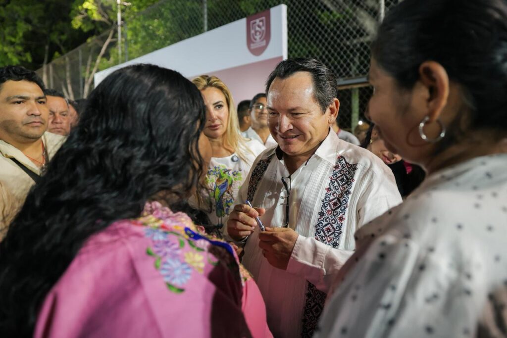 Diálogos con el Pueblo; El Gobernador Joaquín Díaz Mena escucha y atiende las necesidades de las vecinas de la Vergel III en Mérida