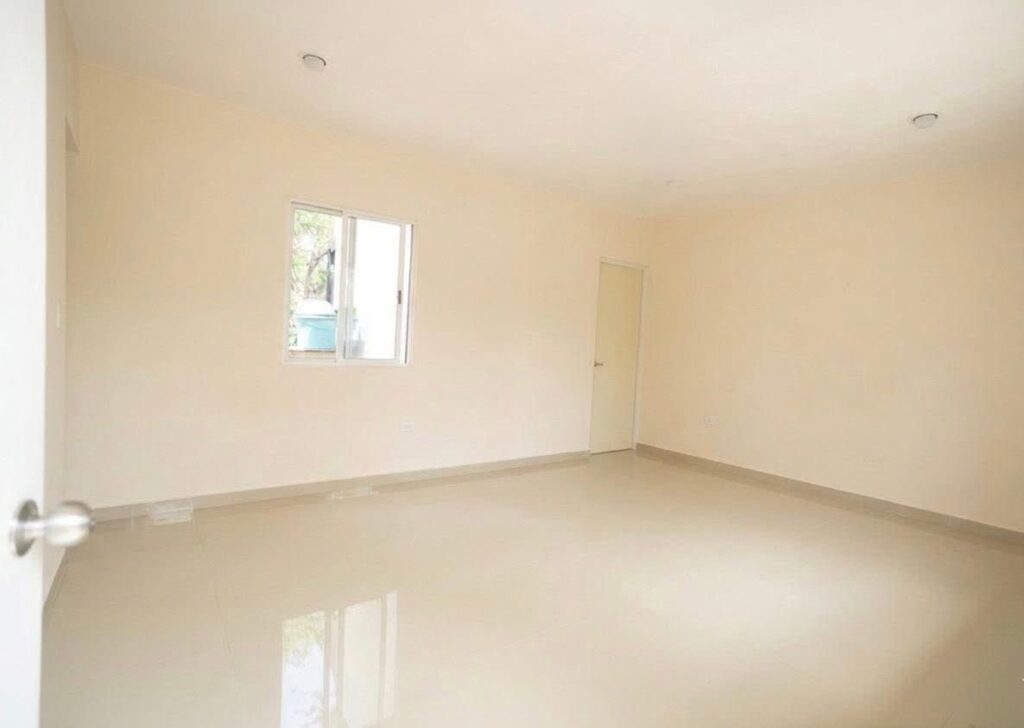 La alcaldesa de Umán, Kenia Walldina Sauri, entrega vivienda digna en beneficio de la familia de doña Toch en Dzibikak