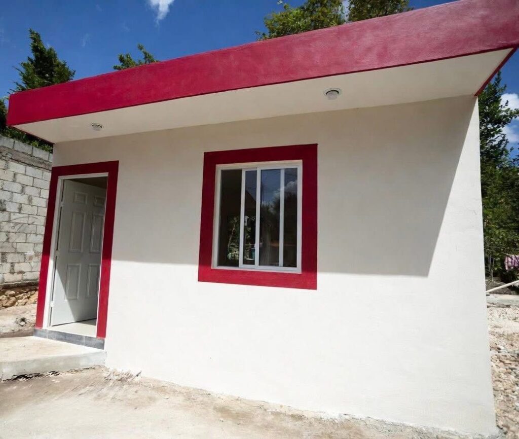 La alcaldesa de Umán, Kenia Walldina Sauri, entrega vivienda digna en beneficio de la familia de doña Toch en Dzibikak
