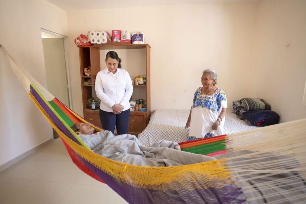 La alcaldesa de Umán, Kenia Walldina Sauri, entrega vivienda digna en beneficio de la familia de doña Toch en Dzibikak