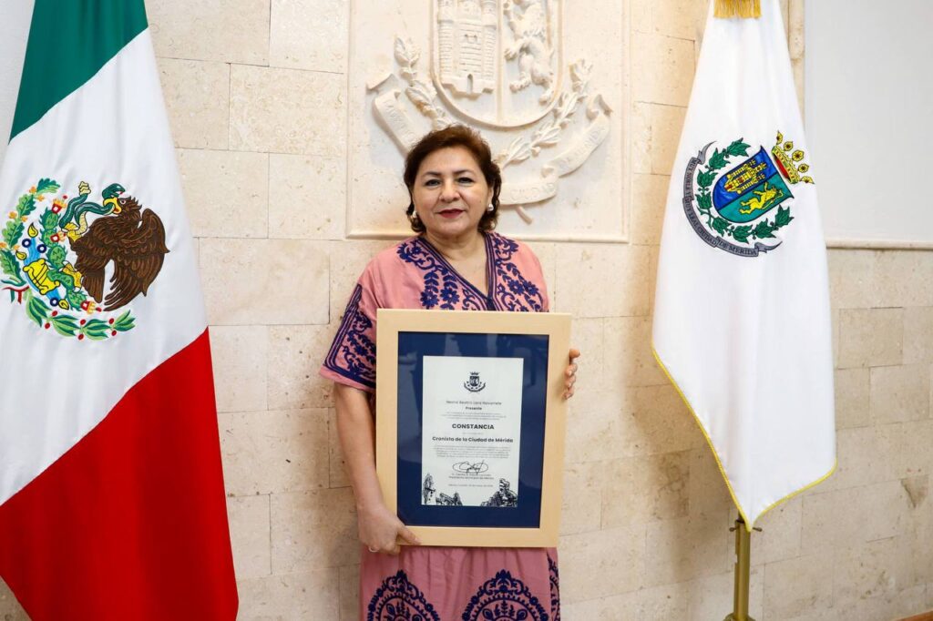 La alcaldesa Cecilia Patrón realiza el nombramiento a las primeras mujeres cronistas de Mérida